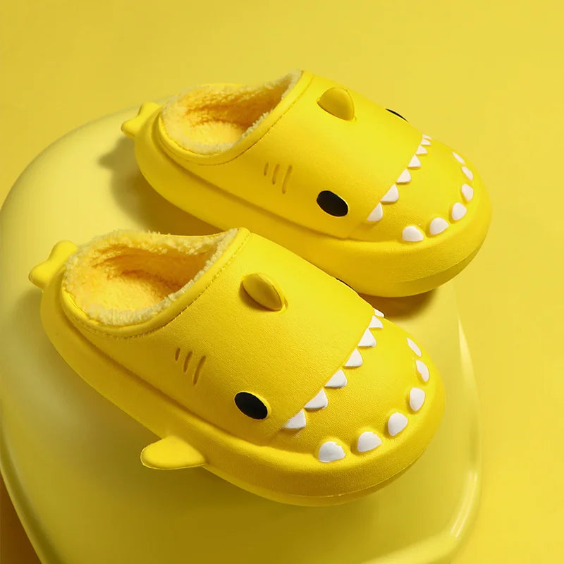 Chinelo Shark Peluciado